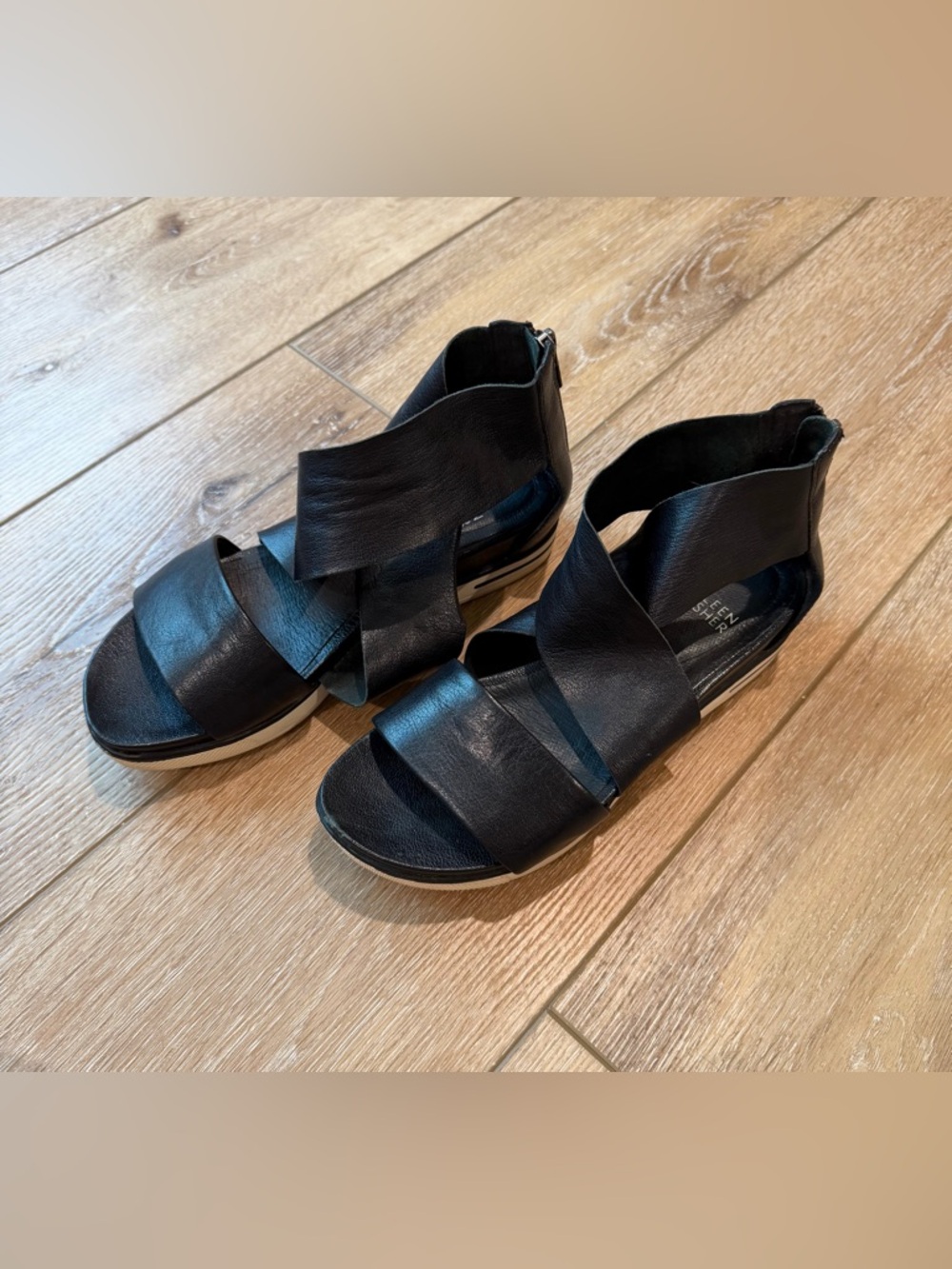 Eileen Fisher Black Leather Crisscross Open-Toe Sandals size 7